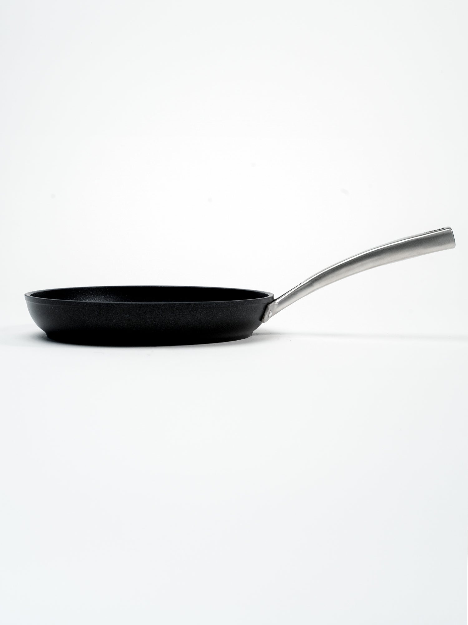 SKK Lightweight frying pan with stainless steel handle - side view