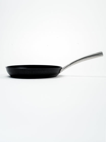 SKK Lightweight frying pan with stainless steel handle - side view