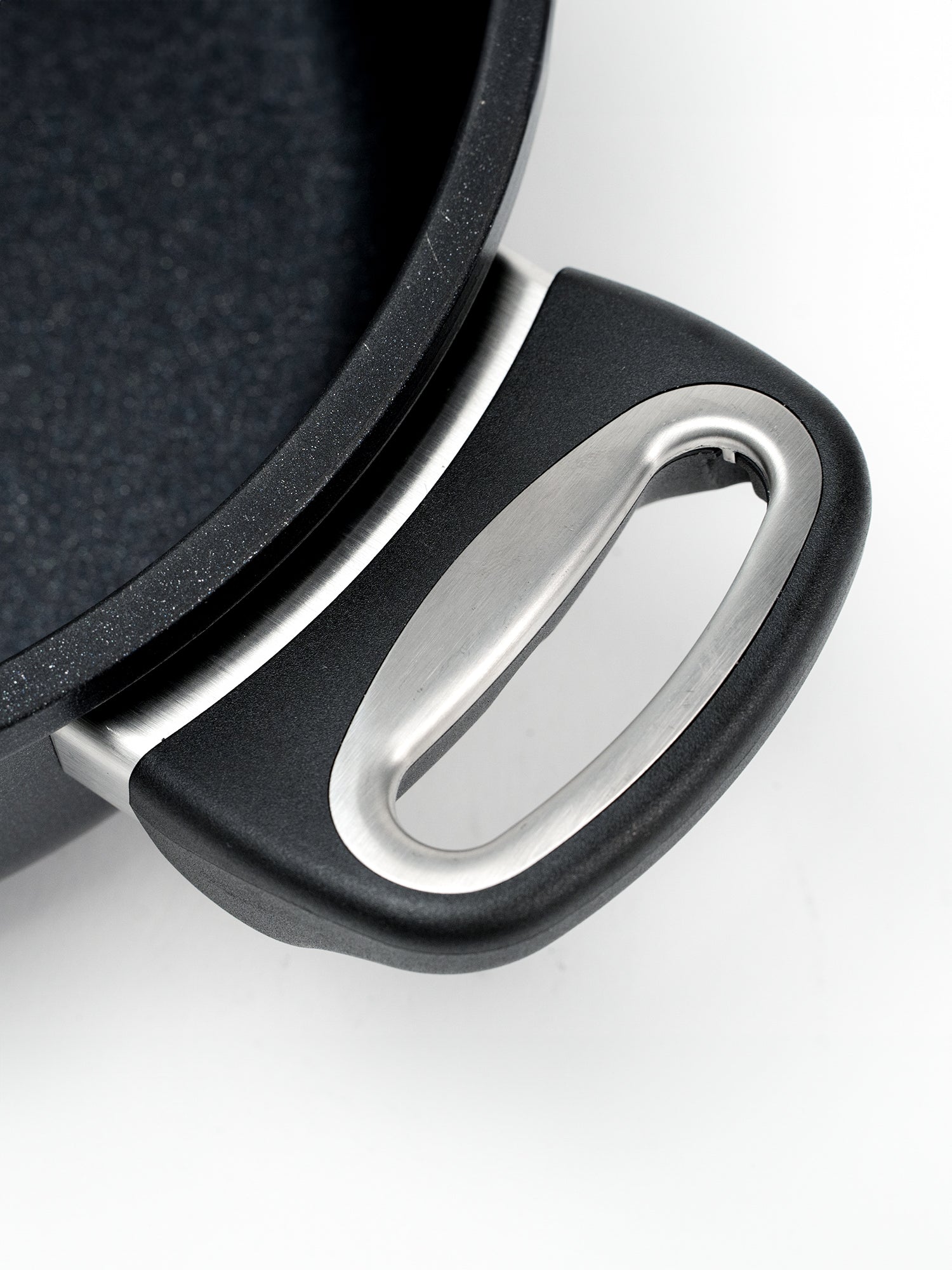 SKK Classic round casserole, close-up detail of titanium-reinforced non-stick surface and handle
