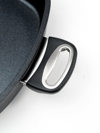 SKK Classic square cast roaster, close-up detail of corner, cast side handle and titanium-reinforced non-stick surface
