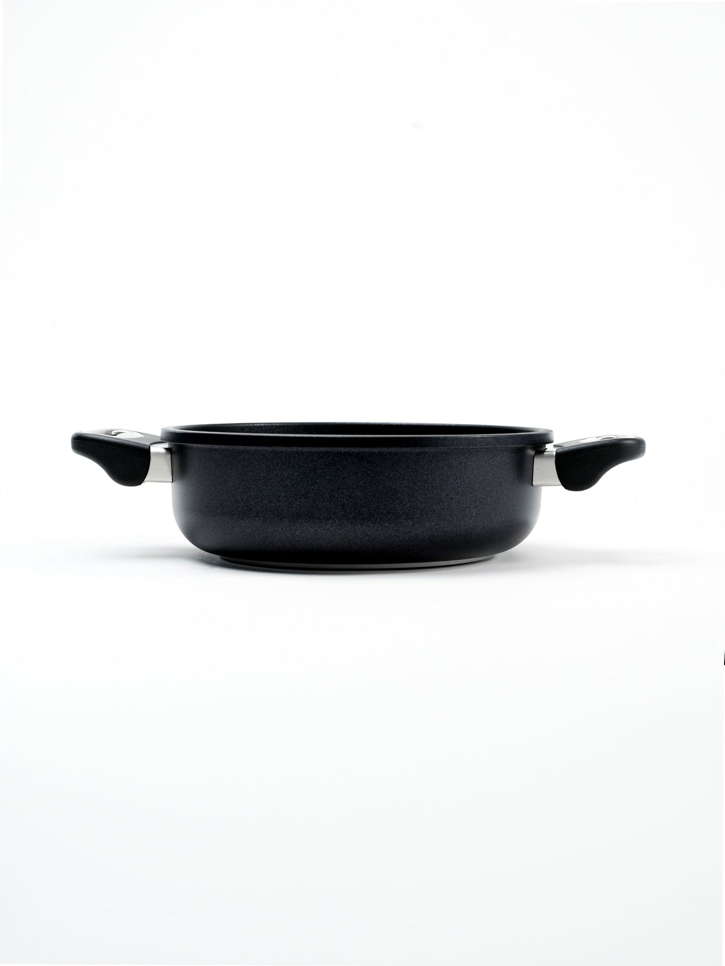 SKK Classic round cast casserole, side profile showing depth