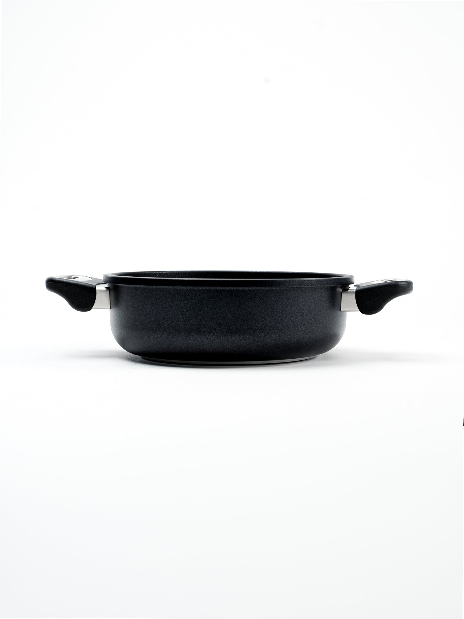 SKK Classic round cast casserole, side profile showing depth