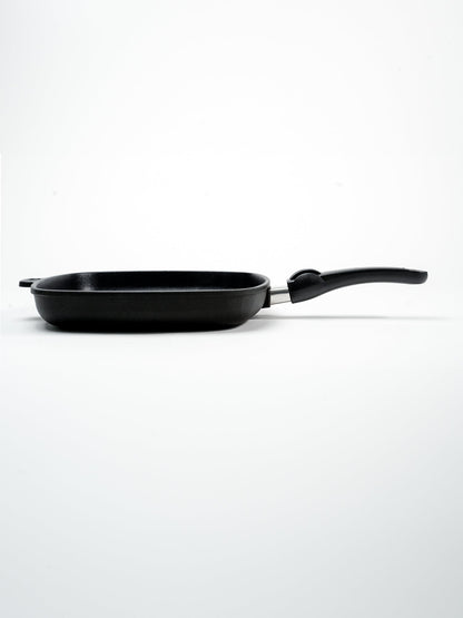 SKK Titanium Square Grill side view — deep grill ridges, titanium-reinforced non-stick