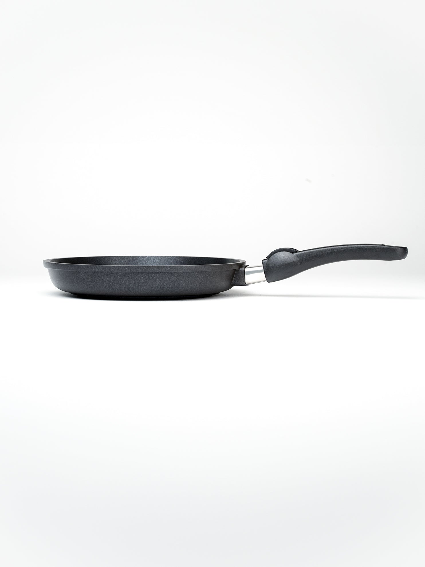 SKK Titanium Shallow Pan side profile — low wide shape, titanium-reinforced non-stick