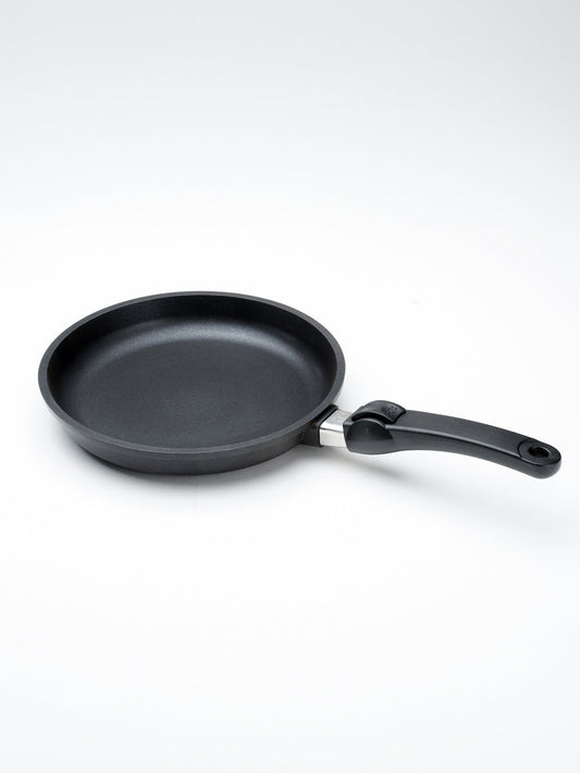 SKK The Classic German Titanium Shallow Pan — hand-cast aluminium, made in Germany